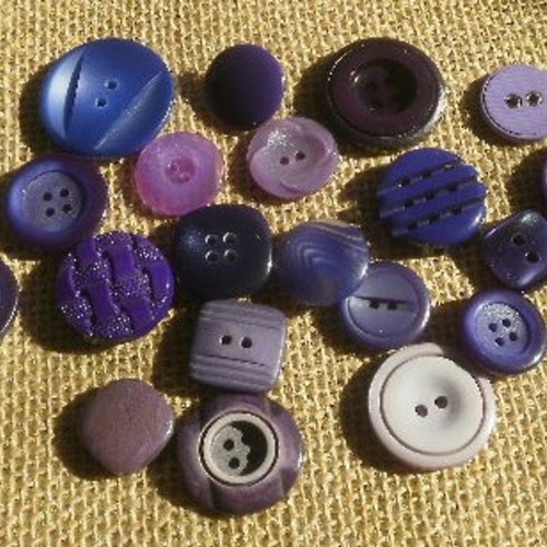 Lot (15) de 20 boutons différents en plastique , coloris violet , tailles diverses