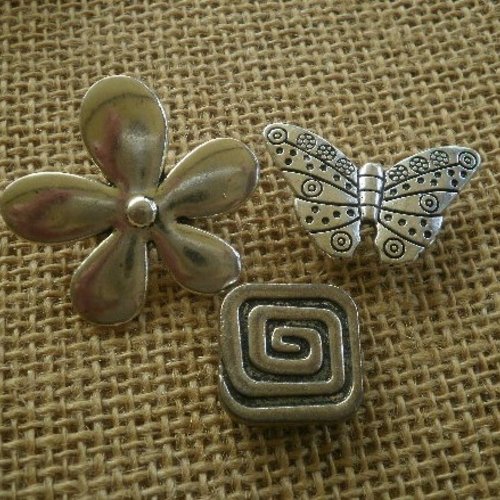 Lot de 3 perles passants en métal argenté , fleur , papillon et carré , tailles diverses