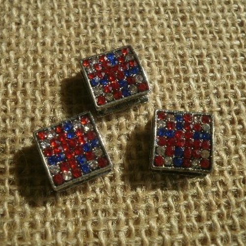 Lot de 3 perles carrées en métal argenté , strass blancs , rouges et bleus , taille 12 mm