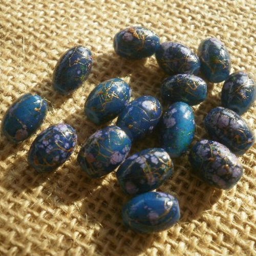 Perles ovales x 16 en verre , coloris bleu , motifs mauve , vert et doré , taille 1,2 x 0,9 cm