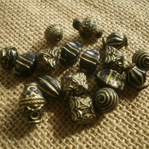 Assortiment de 17 perles "ethniques" en synthétique , coloris noir et doré , formes et tailles diverses