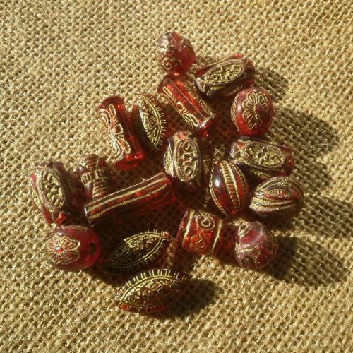 Assortiment de 18 perles "ethniques" en synthétique , coloris rouge et doré , formes et tailles diverses