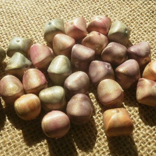 Lot de 30 perles carrées "berlingots" en synthétique , coloris orangé , violet , vert et rose marbré , taille 15 mm