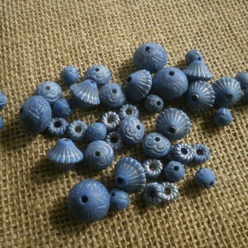Assortiment de 42 perles en synthétique , coloris bleu et argent , tailles et formes diverses