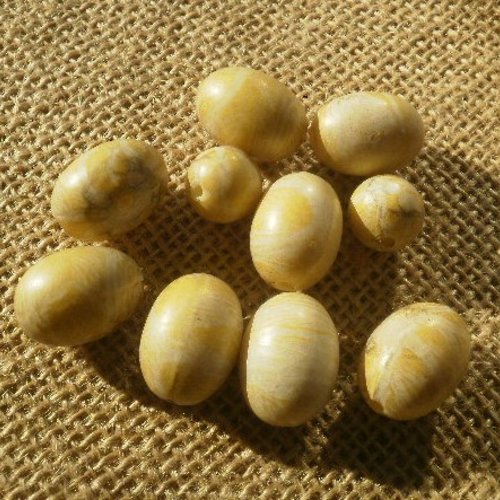 Assortiment de 10 perles en synthétique , coloris jaune marbré , tailles et formes diverses