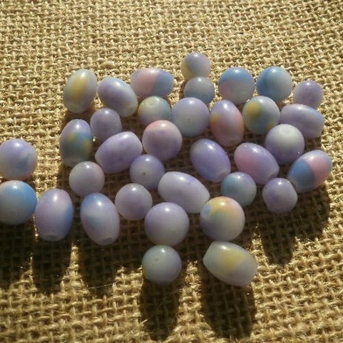 Assortiment de 35 perles en verre , coloris changeant rose , bleu , jaune et violet , tailles et formes diverses