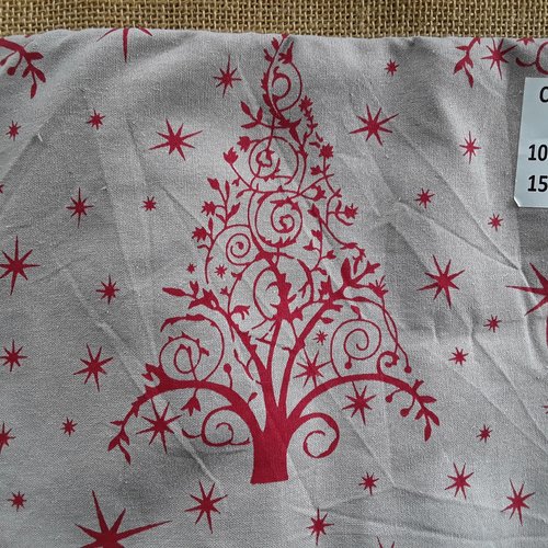 Coupon de tissu en coton , coloris gris beige  motifs sapins et étoiles  rouges , taille 75 x 150 cm
