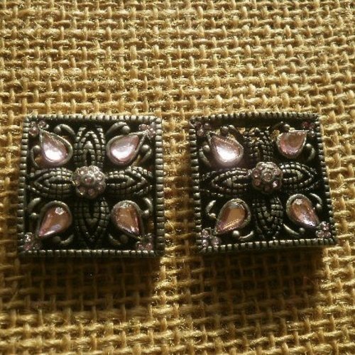 Lot de 2 perles carrées en métal argenté vieilli , strass roses , taille 23 mm