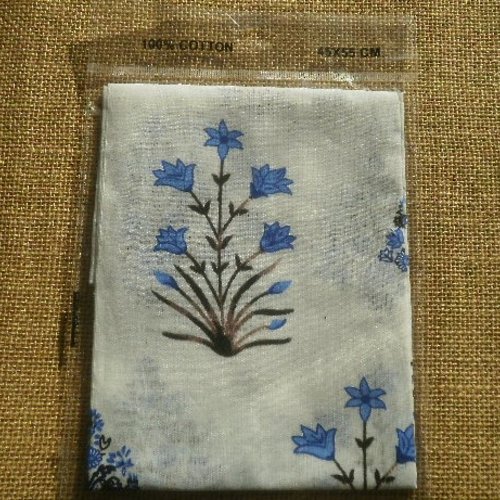 Coupon de tissu en coton , coloris blanc à motif fleuri bleu , taille 45 x 55 cm