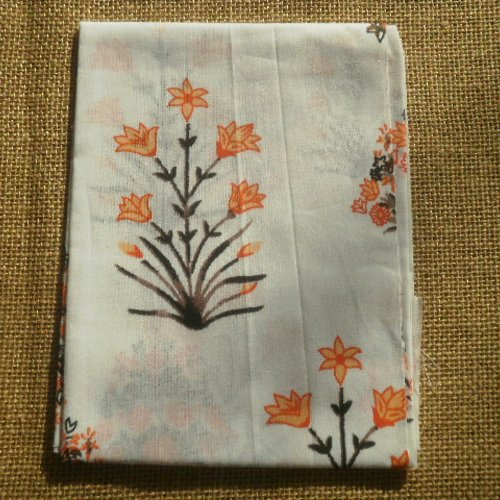 Coupon de tissu en coton , coloris blanc à motif fleuri orange , taille 45 x 55 cm
