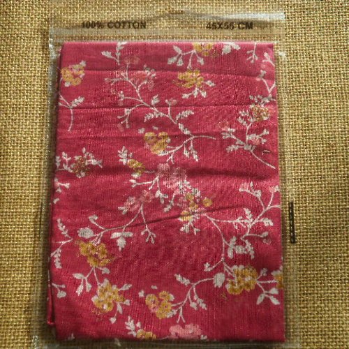 Coupon de tissu en coton , coloris fuchsia à motif fleuri rose et ocre , taille 45 x 55 cm