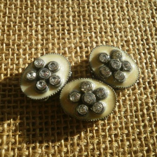 Lot de 3 perles ovales en métal argenté vieilli , strass fleurs blancs , taille 18 x 14 mm