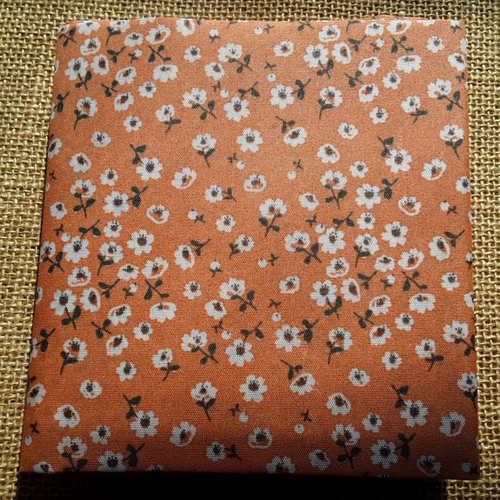 Coupon de tissu en polyester , coloris orange motifs fleurs blanches , taille 70 x 100 cm