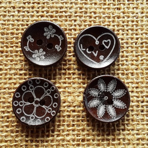 Boutons ronds x 4 à deux trous  en bois , coloris marron à motifs blancs , diamètre 2 cm