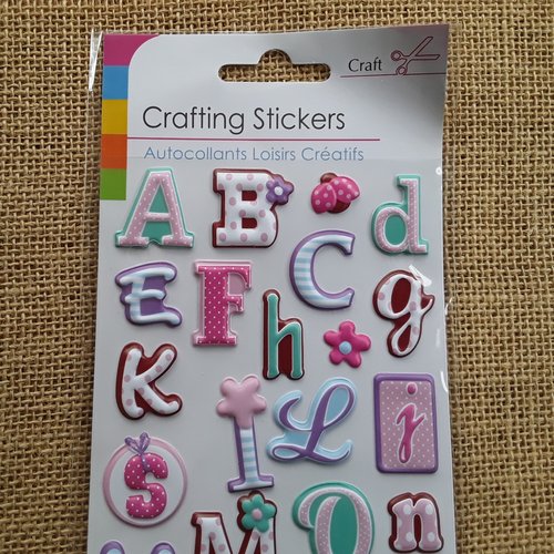 Plaque de 30 stickers alphabet en plastique  , coloris et tailles différents