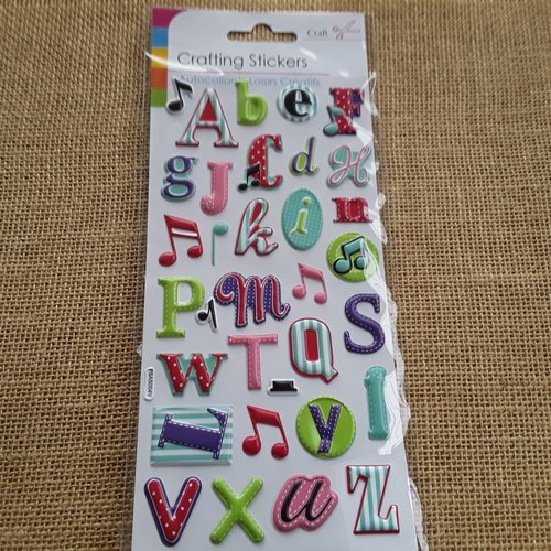 Plaque de 33 stickers alphabet en plastique  , coloris et tailles différents