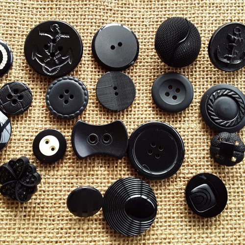 Lot (16) de 20 boutons différents en plastique , coloris noir , tailles diverses