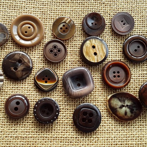 Lot (17) de 20 boutons différents en plastique , coloris marron , tailles diverses