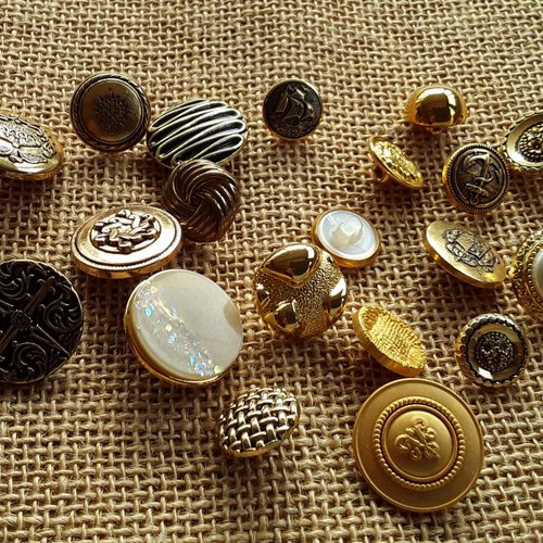Lot (18) de 20 boutons différents en métal et imitation , coloris doré , tailles diverses