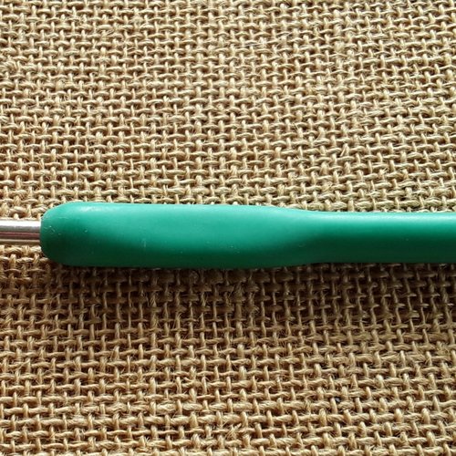 Crochet avec manche ergonomique en plastique  , taille 4.5 , longueur 14 cm