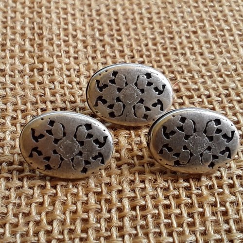 Boutons ovales x 3 en métal argenté , taille 2 x 1,4 cm