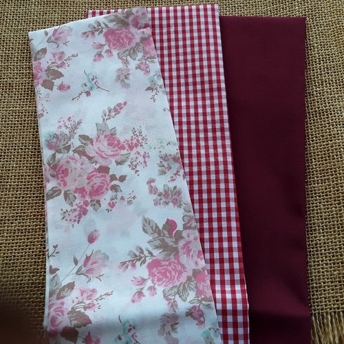 Coupons de tissu x 3 en synthétique , 3 motifs différents , coloris rouge , écru et bordeaux  , taille 75 x 30 cm