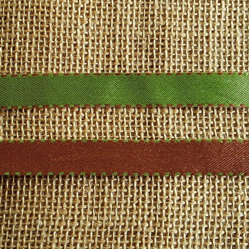 Trois mètres de ruban en synthétique , coloris réversible vert et marron , largeur 13 mm