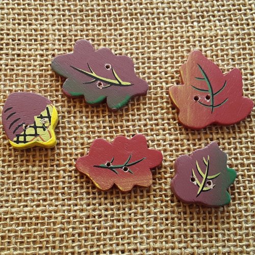 Lot de 5 boutons  "feuilles d'automne "  en bois  , coloris multicolore et tailles différentes