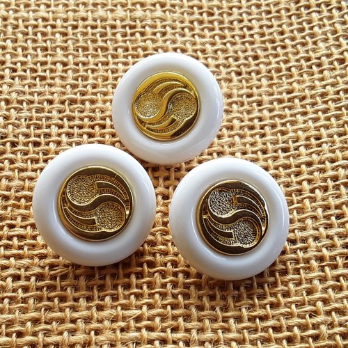 Boutons ronds x 3 en plastique , coloris blanc , centre en métal doré , diamètre 2,3 cm