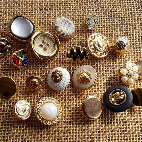 Lot (20) de 20 boutons différents en métal et imitation , coloris doré , tailles diverses