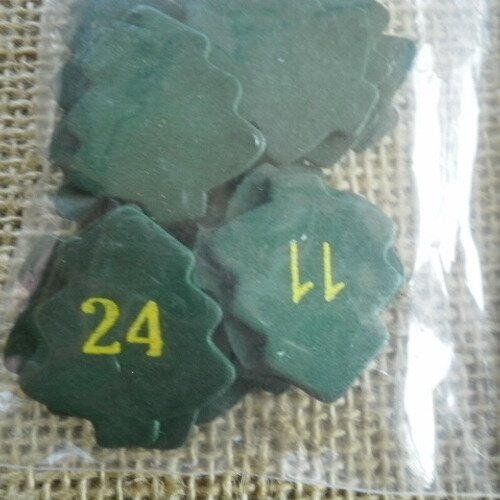 Sachet de 24 embellissements "sapins pour calendrier de l'avent" en bois , coloris vert  , taille 2,5 cm