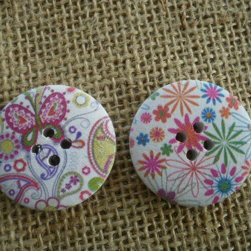 Lot (18)  de 2 boutons ronds à quatre trous  en bois peint , coloris blanc à motifs fleurs  ,  diamètre 30 mm 