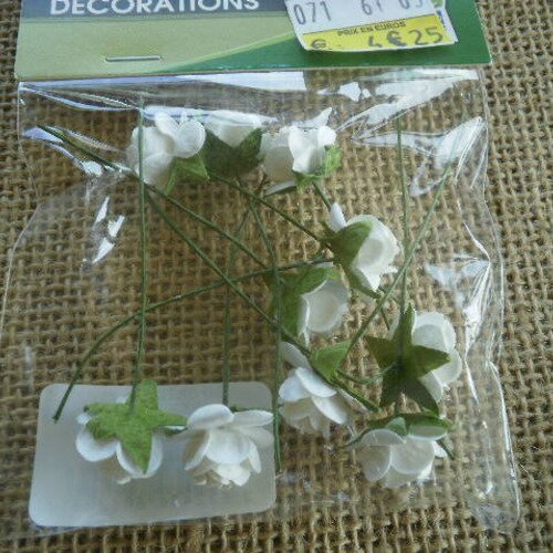 Sachet de 10 roses en papier avec tige  , coloris blanc et vert  , taille 6/1 cm 