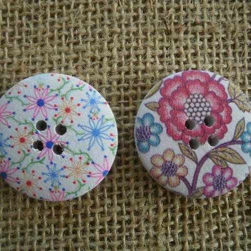 Lot (21)  de 2 boutons ronds à quatre trous  en bois peint , coloris blanc à motifs fleurs  ,  diamètre 30 mm 