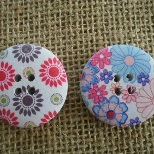Lot (20)  de 2 boutons ronds à quatre trous  en bois peint , coloris blanc à motifs fleurs  ,  diamètre 30 mm 
