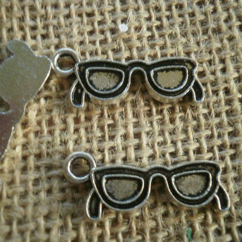 Lot de 6 breloques lunettes en métal argenté  , taille 2,8 x 1 cm