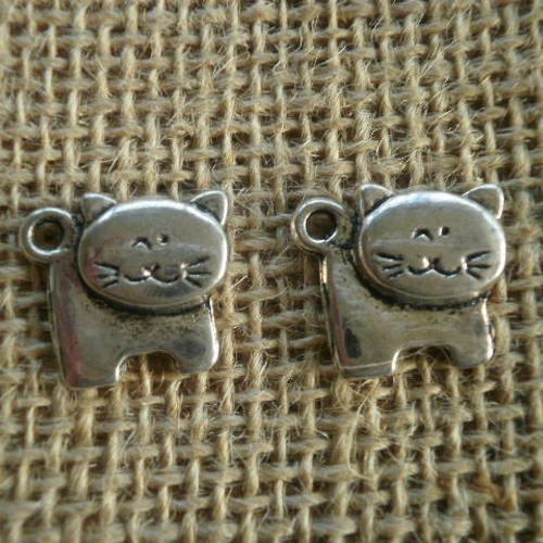 Lot de 2 breloques chats en métal argenté  , taille 1,7 x 1,5 cm