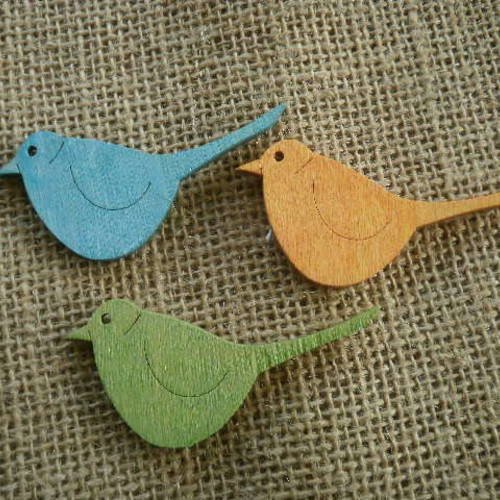 Lot de 3 oiseaux en bois  , coloris vert , orange et turquoise ,  taille 3 /5,5 cm 