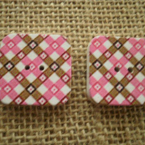 Boutons carrés à deux trous ,  en bois peint  , coloris  blanc à motifs roses et beiges , taille 2,5 cm