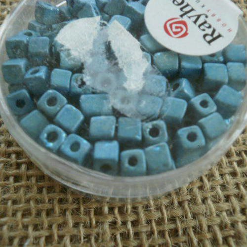 Boite de 15 grammes de perles carrées 3,4 mm , coloris  bleu métallisé