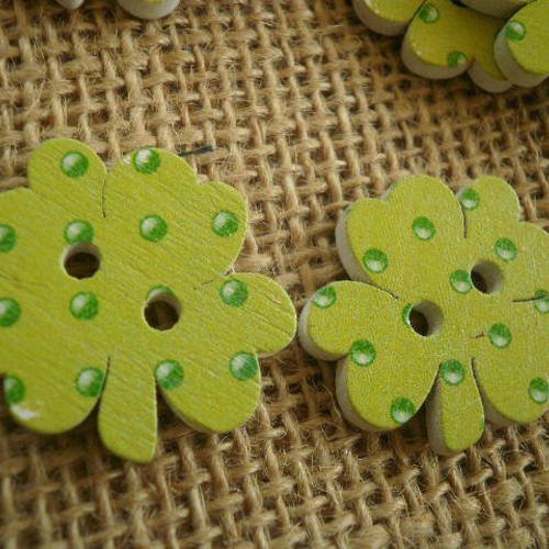 Boutons x 2 à deux trous  en bois peint , forme trèfle à 4 feuilles  coloris anis  à  pois vert  ,  taille 25 mm