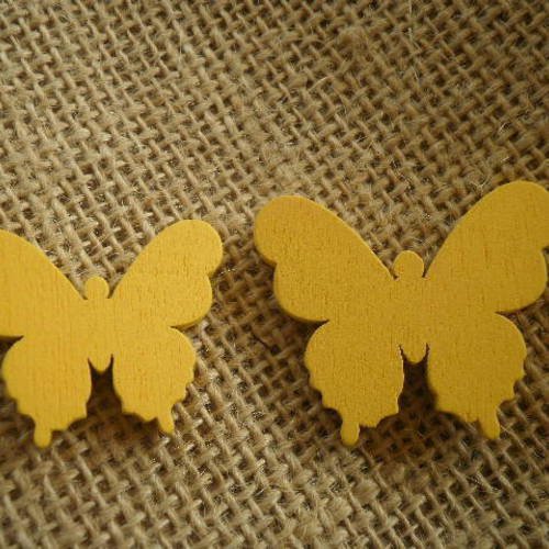 Lot de 2 papillons en bois peint  , coloris jaune  ,  taille 3 et 3,5 cm 