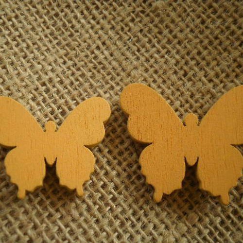 Lot de 2 papillons en bois peint  , coloris jaune orangé  ,  taille 3 et 3,5 cm 