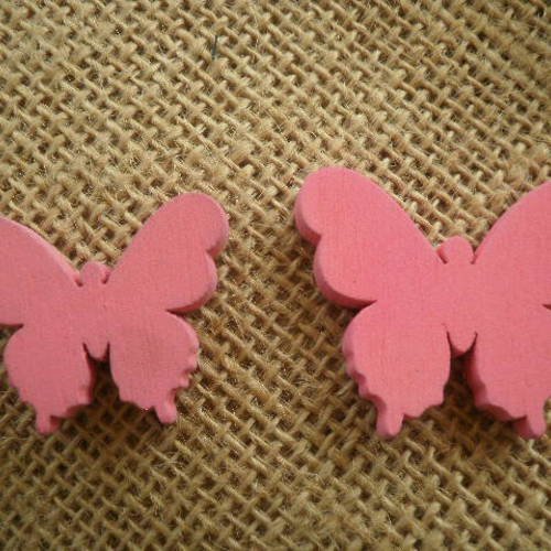 Lot de 2 papillons en bois peint  , coloris rose vif  ,  taille 3 et 3,5 cm 