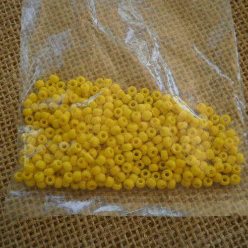 Sachet de 15 grammes de perles de rocailles 3 mm , coloris  jaune vif 