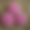 Bouton  rond en plastique à deux trous , de couleur  fond rose à pois blancs , diamètre 19 mm 