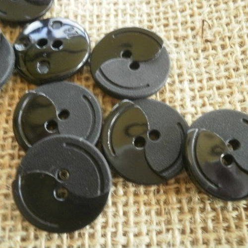 Boutons  ronds à deux trous en plastique , coloris noir mat et brillant , diamètre 18 mm 