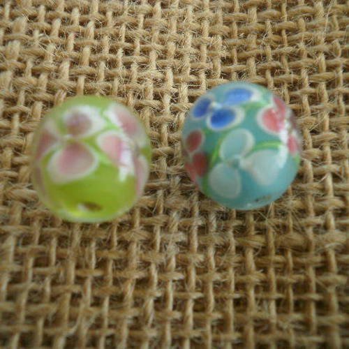 Lot de  2  jolies  perles rondes en verre  , coloris bleu et vert , motif fleur , diamètre 13 mm 