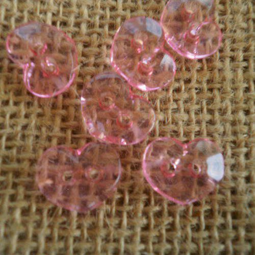 Lot de 3 petits boutons coeurs à deux trous en plastique transparent  ,  coloris rose , taille 15 mm 