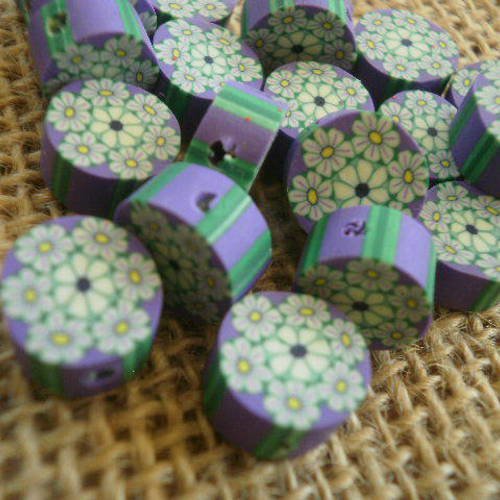 Lot de 15  perles plates rondes en résine , coloris violet , blanc  et vert , motif fleur  , diamètre 11 mm 